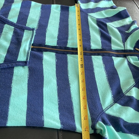 Lilly Pulitzer 3/4 zippered top. Size L. Color Aqua and Navy - Picture 7 of 12